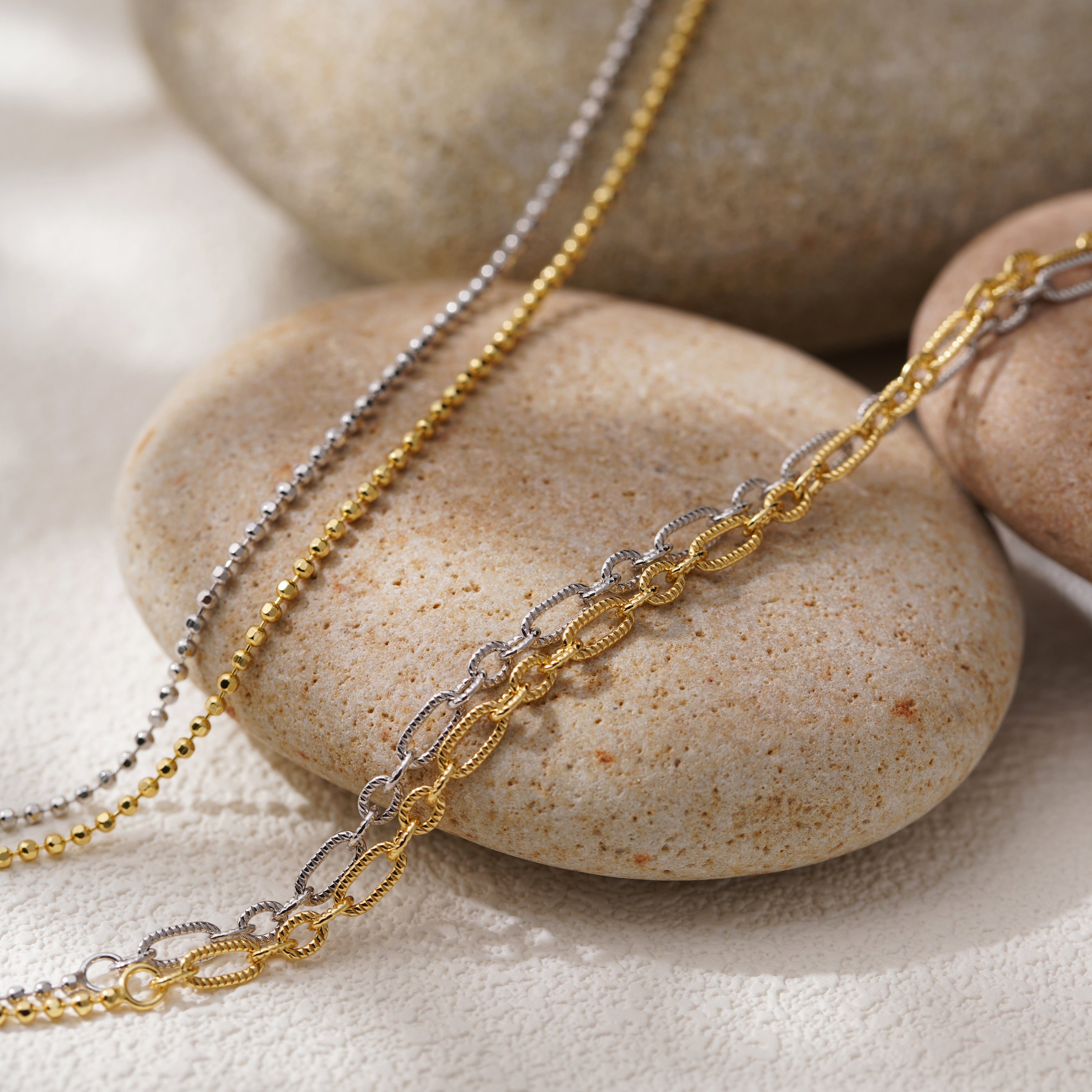 Layered Fusion - Contrast Necklace - Avant-Garde Expression